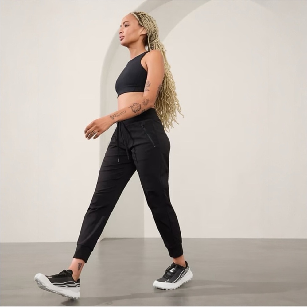 Athleta Trekkie North Jogger size 2 Black NWT